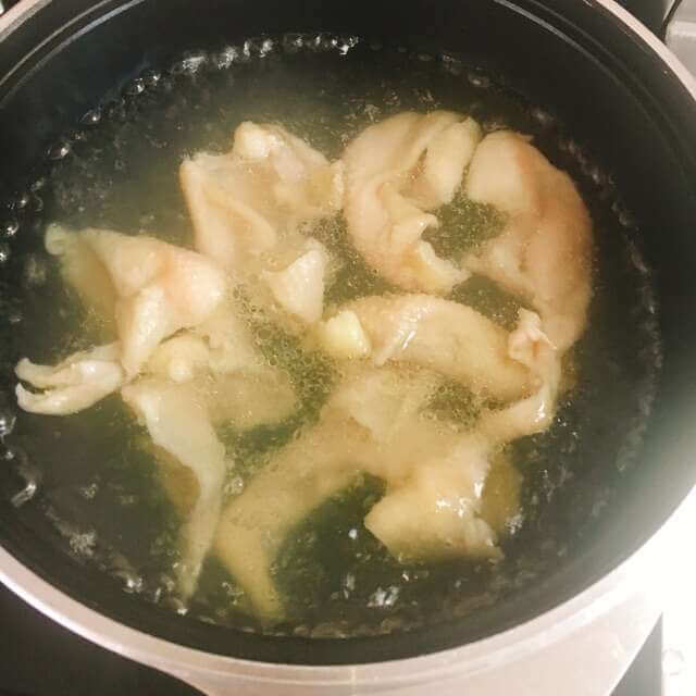 鶏皮を茹でています
