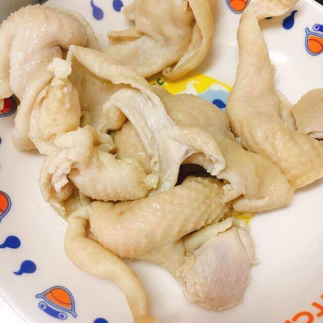 茹でた鶏皮