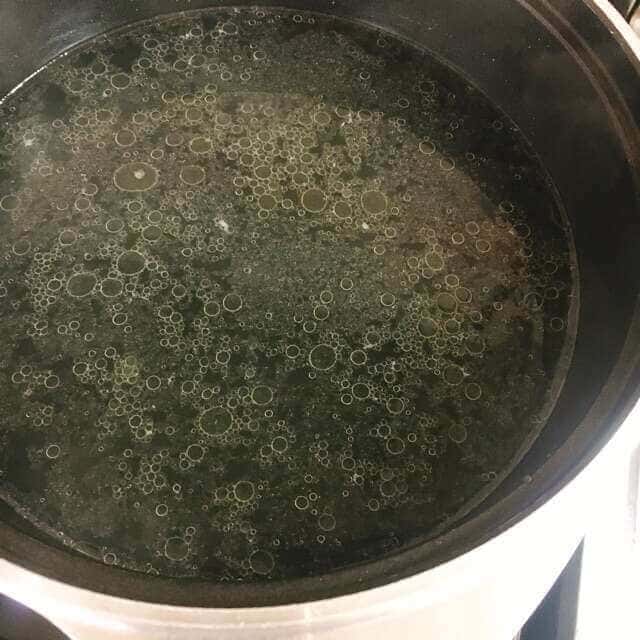 鶏皮の茹で汁