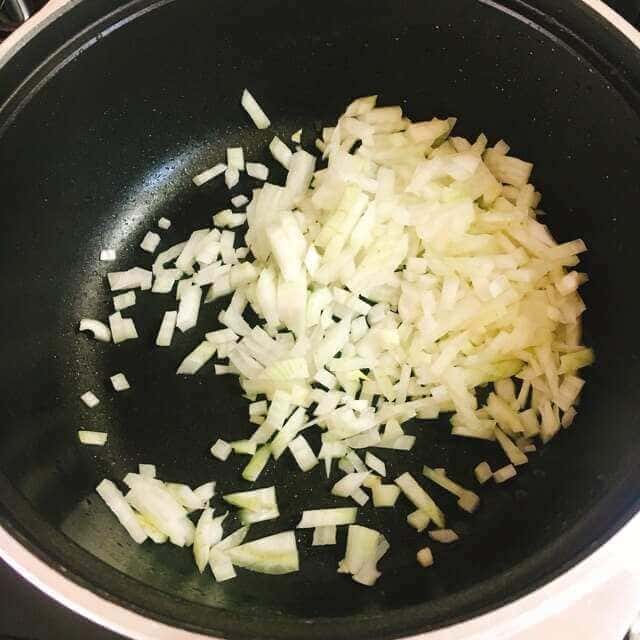 玉ねぎを炒めます