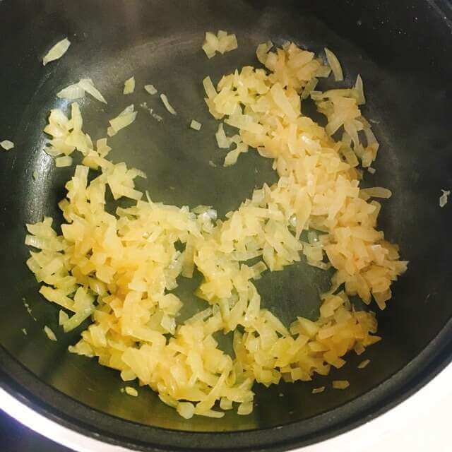 飴色まで炒めます