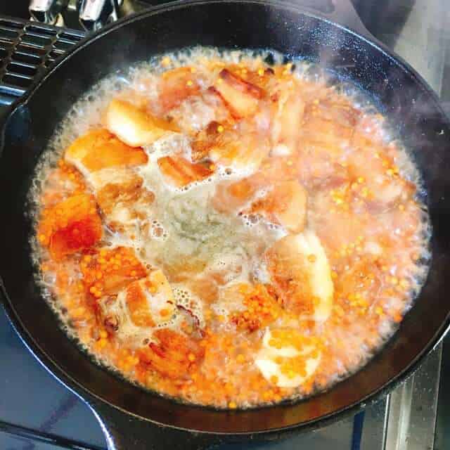 水を加えて煮込む