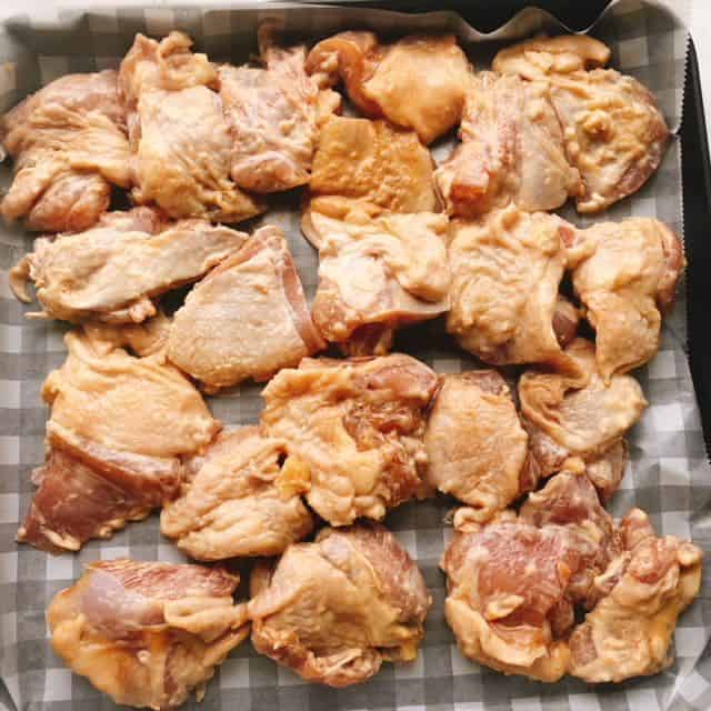 トースターのトレーに鶏もも肉を並べる