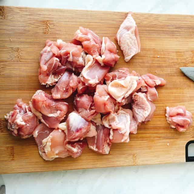 鶏もも肉を切る