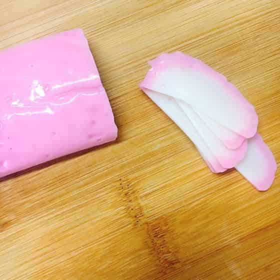 赤いかまぼこは薄く切ります
