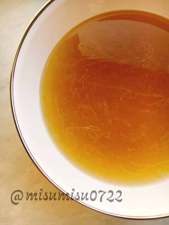 濃い茶色の鶏ガラスープ