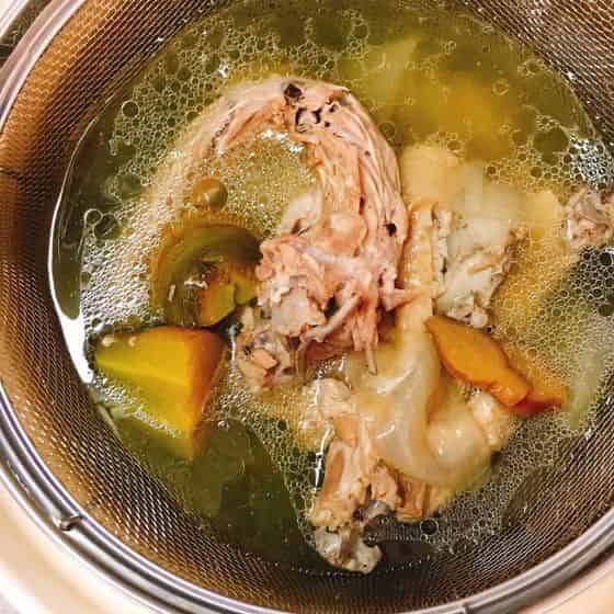 スープをざるで濾す