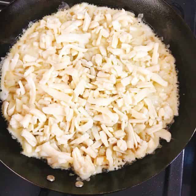 チーズを広げ入れます