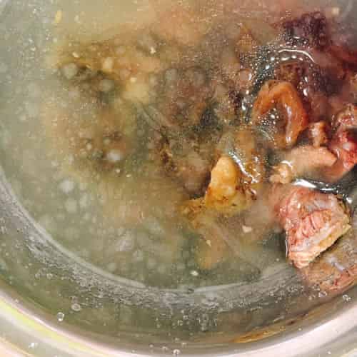牛すじを水で洗います