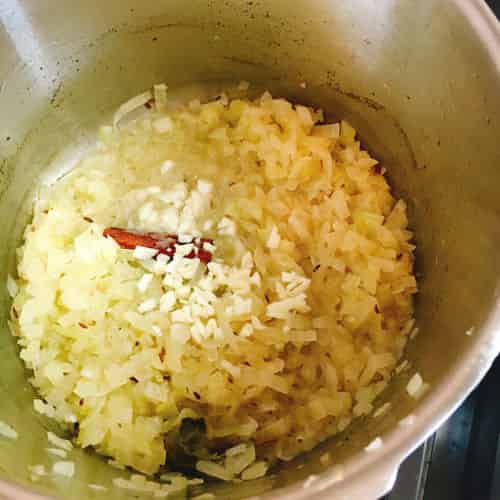 玉ねぎを炒めます