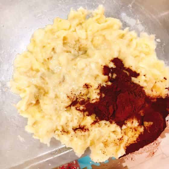 ココアパウダーを加える