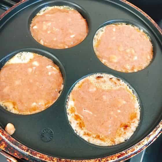 パンケーキパンに生地を流す