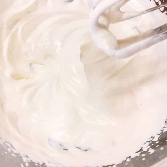 生クリームを泡立てる