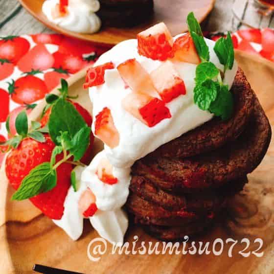 重ねたパンケーキにクリームとイチゴを飾る