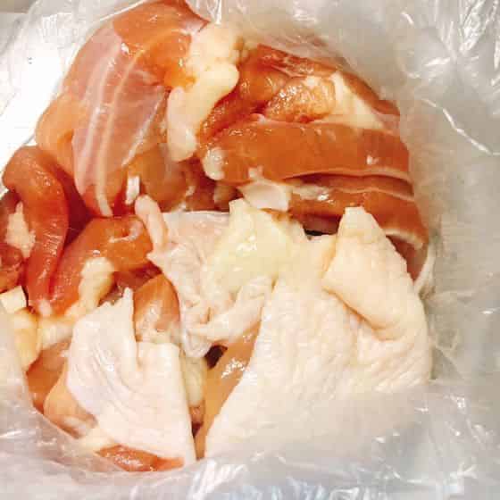 鶏もも肉に塩を振る