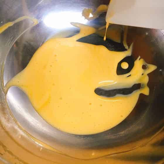 卵黄を泡立てる