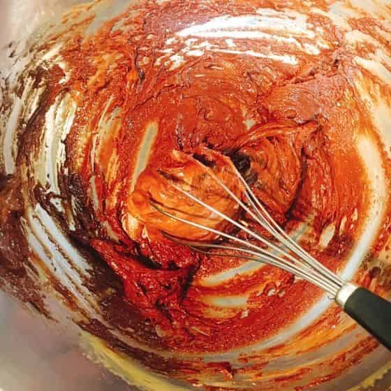 チョコレートと卵黄をよく混ぜる