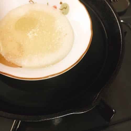 ゼラチンを湯煎で溶かす