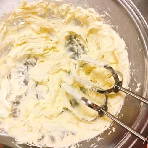 クリームチーズをハンドミキサーでほぐす