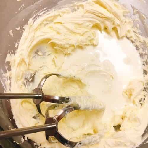 クリームチーズに生クリームを加える