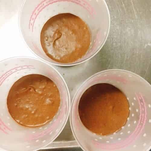 カップに生地を少し流す