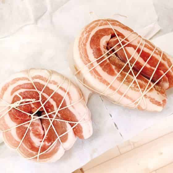 豚バラを凧糸で縛ります