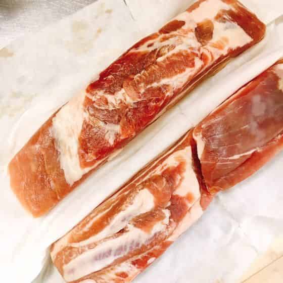 豚バラに塩を揉み込みます