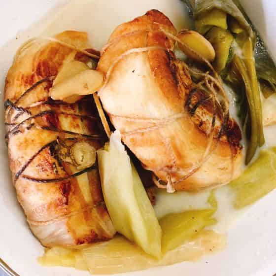 翌日。冷え固まったラードは取り出します