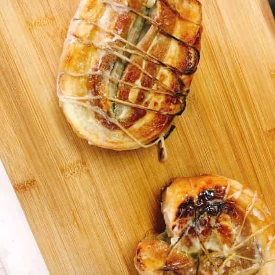 凧糸を外して肉を切ります