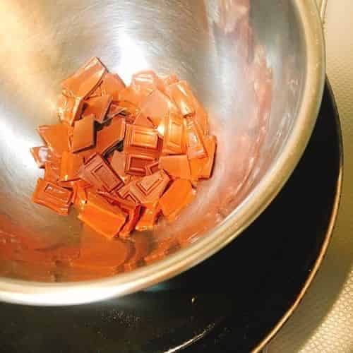 チョコレートを湯煎にかける