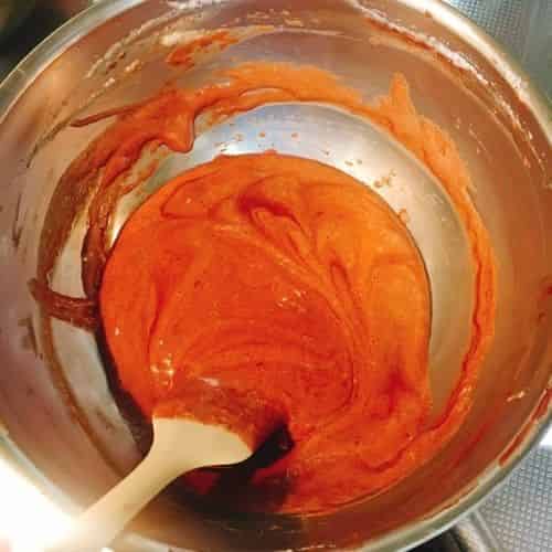 生地をゴムベラで整える