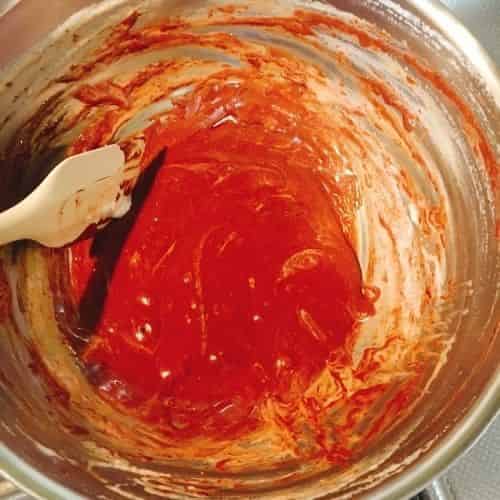 チョコレートのボウルにメレンゲを加えまぜる