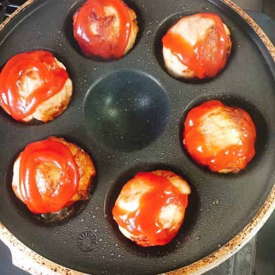 ケチャップを加えます