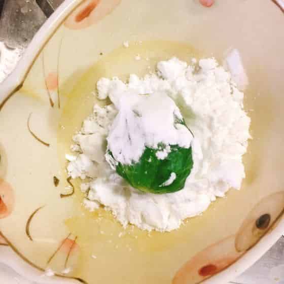 片栗粉をまぶします