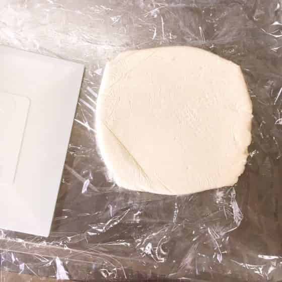 クリームチーズを正方形に伸ばす