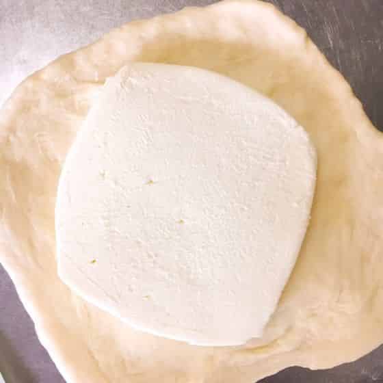 生地にチーズを乗せる
