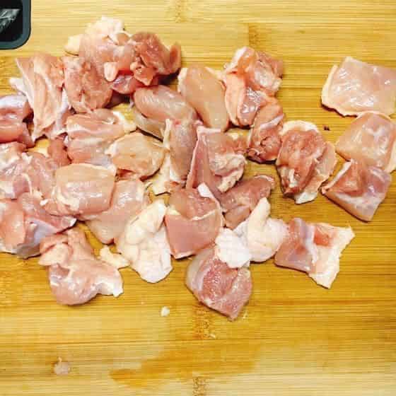 鶏もも肉に塩を揉み込む