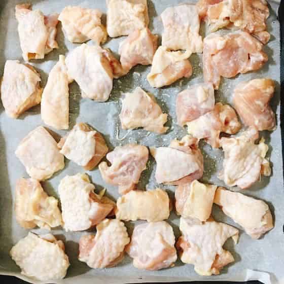 トレーに鶏もも肉を並べる