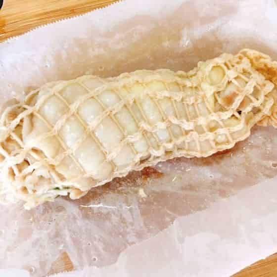 蒸し鶏のシートから蒸し汁を取り出す