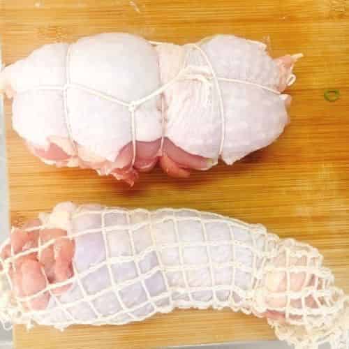 凧糸で縛るか、網に入れます