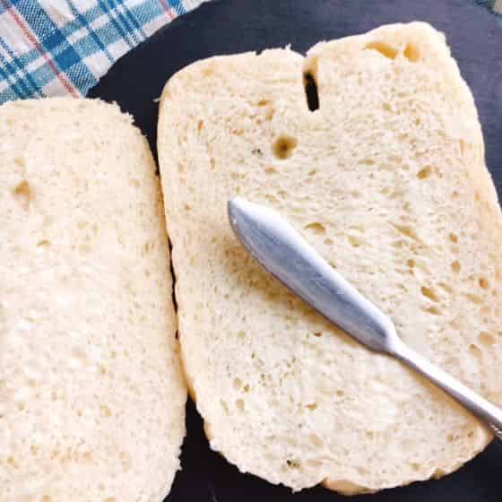 パンにバターを塗ります