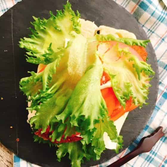 レタスをもう1枚乗せます