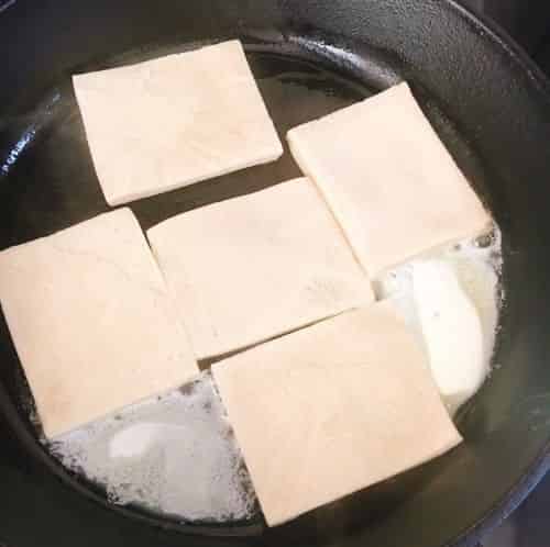 たっぷりのバターで高野豆腐を焼く
