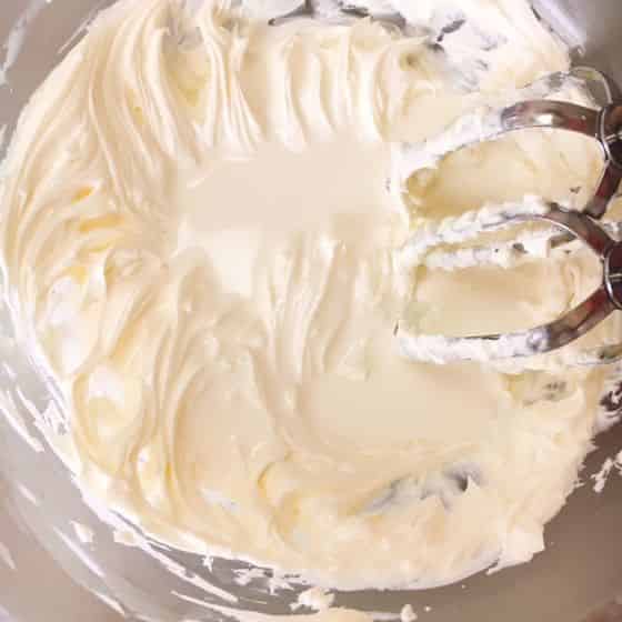 生クリームを加え混ぜます