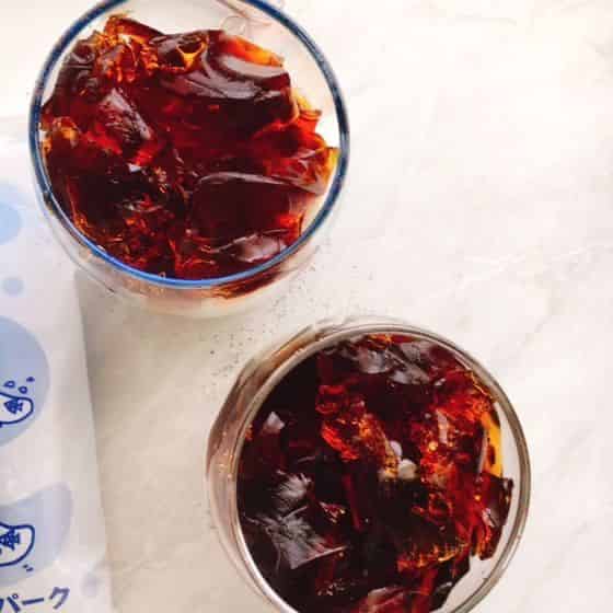 残りのコーヒーゼリーを分け入れます