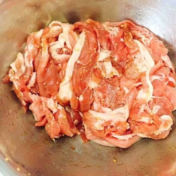 豚肉に調味料を混ぜる