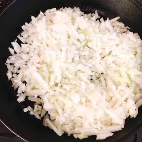 玉ねぎニンニク生姜を炒めます
