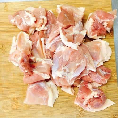 鶏もも肉を食べやすく切り、塩を振ります