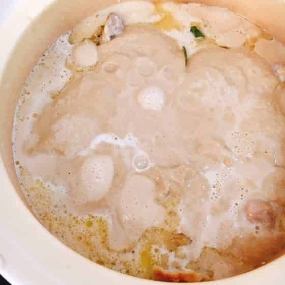 残りのアーモンドミルクを加え煮込みます