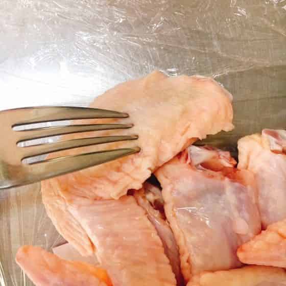 手羽先に穴を開ける